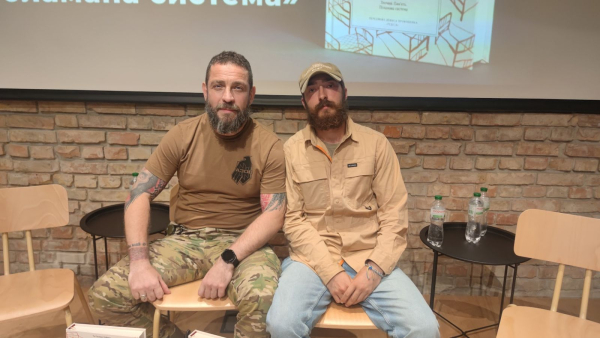 В «бараці 200» ліжка Олександра Гришина (ліворуч) і Дмитра Тищенка знаходились в місті, в якому декільком людям пощастило вижили. Інші хлопці в тій частині барака загинули "Ти з "Азову", отже, страждай": українському бранцю війни, дивом врятованому з Оленівки, лікарі в захопленому Донецьку провели хірургічне втручання без знеболення. - INFBusiness