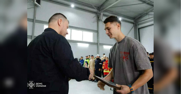 1 жовтня 2024 року на одній з вулиць Солом'янського району столиці багатотонна вантажівка раптом втратила керування. Виявилося, що керманич втратив свідомість за рулем. Машина неслася прямо на перехрестя, де могли постраждати десятки людей. Моторошно навіть думати про наслідки, якби це сталося. У критичний момент поряд виявився Максим Фомін — інструктор з тактичної медицини та домедичної допомоги благодійного фонду «Солом'янські котики». Хлопець, не зволікаючи, заскочив у рухому кабіну, зміг зупинити вантажівку та відвернув масштабну катастрофу. Відразу після цього він надав водієві першу допомогу та підтримував його аж до прибуття лікарів, заспокоюючи чоловіка та запевняючи: «Все буде гаразд». Відео з місця події швидко стало популярним у мережі. Вражені відвагою юнака українці не приховували емоцій, підкреслюючи, що він заслуговує на відзнаку. Нещодавно Максиму за цей подвиг у ДСНС вручили нагороду «Герой-рятувальник 2025 року». Обертаюся: по трасі мчить вантажівка, трощачи автівки. Непритомний керманич – як 19-річний киянин зупинив невправну фуру і уникнув катастрофи. - INFBusiness