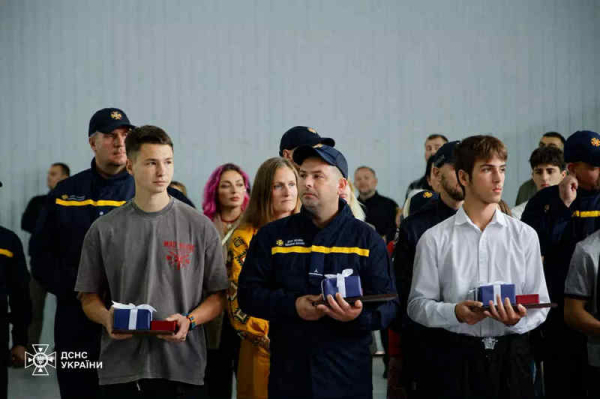 Максим Фомін (ліворуч) отримав нагороду «Герой-рятувальник 2025 року Обертаюся: по трасі мчить вантажівка, трощачи автівки. Непритомний керманич – як 19-річний киянин зупинив невправну фуру і уникнув катастрофи. - INFBusiness