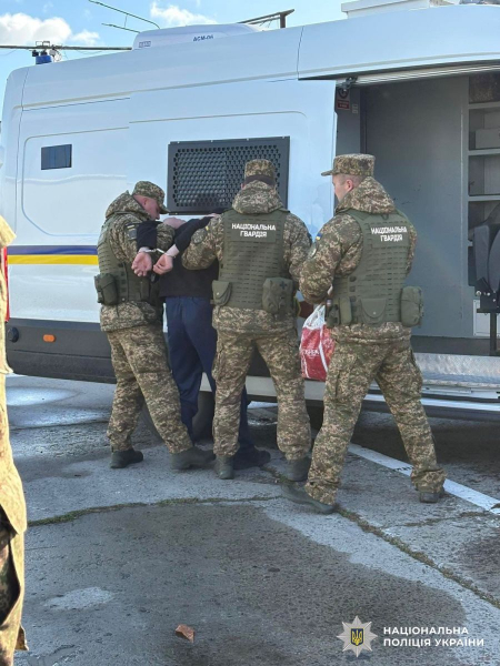 Литовські органи повідомили про підозру трьом росіянам, двох з них оголосили в розшук. Фото поліції Небачений прецедент: Україна екстрадувала до Литви "мучителя з Мелітополя" (світлина) - INFBusiness