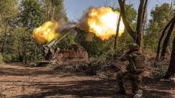 ```html Українські військові ведуть вогонь із гармати "Богдана" поблизу Торецька, Донецька область, серпень 2025 року