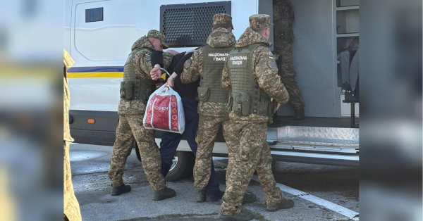 Україна, котрій цьогоріч Іспанія екстрадувала Анатолія Войцеховського, з чиїм прізвищем асоціюється велика махінація з веденням будівництва житла від компанії «Еліта-центр», вперше передала Литві російського військового, який вчинив військові злодіяння в період російської агресії. Небачений прецедент: Україна екстрадувала до Литви "мучителя з Мелітополя" (світлина) - INFBusiness