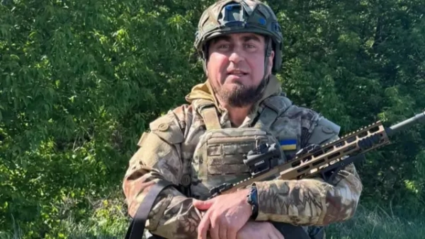 Автор фото, Колаж ВВС/425 ОШП/Офіс президента манько стоїть у формі зі зброєю