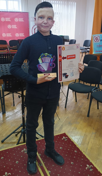 Ромчик здобув 1 премію на міжнародному конкурсі баяністів-акордеоністів InterSvitiaz Accomusic - 2025 Ромчик, що дивом уцілів після російського ракетного удару по Вінниці, нарешті скинув маску, яку носив два роки: хлопчику хірурги також відновили вуха. - INFBusiness