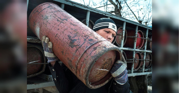 У той час, як деякі українці з'ясовують причини отримання "перебільшених" рахунків, мешканці прикордонних регіонів хвилюються, чи буде взагалі газ взимку, оскільки газова система країни зазнала серйозних пошкоджень від обстрілів російських терористичних сил. Держава надасть безоплатний газ українцям: хто відповідає критеріям - INFBusiness