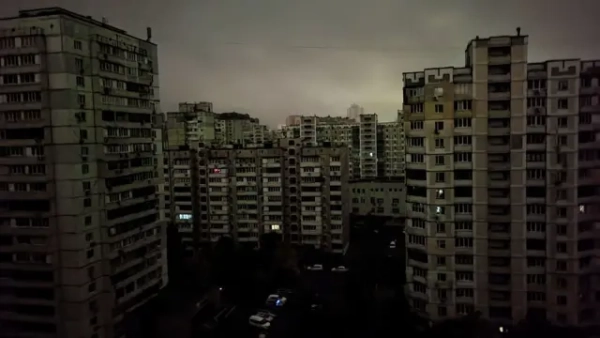 Автор фото, Liberov/Getty Images Спальний район столиці у темряві