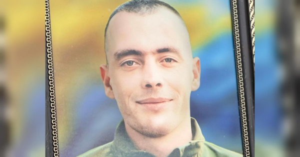 У Березному, що на Рівненщині, попрощалися з воїном Іваном Козаком. Чуйний та відвертий, завжди готовий прийти на допомогу. Ніколи не ігнорував чужого лиха — вмів втішити, вислухати і надати підтримку у скрутний час. Він був людиною з великим серцем і знаходив порозуміння з кожним, повідомили у міській адміністрації. 9 жовтня захиснику виповнилося 28 років. Крихітна сирота: на Донеччині поліг фахівець з БпЛА, відомий як «Куток» - INFBusiness