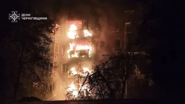 Горить ряд балконів з першого по четвертий, верхній поверх цегляного будинку, в будинку розбиті вікна, цілком знищені пластикові балкони поруч