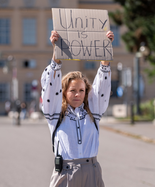 Знана танцівниця та хореографка, тріумфаторка шоу «Танці з зірками» Олена Шоптенко від початку широкомасштабного вторгнення разом із сином мешкає в Австрії. Стверджує, що зважилася на переїзд виключно заради малого Олексія. Майже чотири роки вимушеної еміграції позначились: Олена зазнала значної травми, пережила депресію та опанувала мистецтво порятунку не лише себе, але й інших. "Не цінувала здоров'я – тепер розплачуюсь": відома танцівниця Олена Шоптенко про важкий період під час війни. - INFBusiness