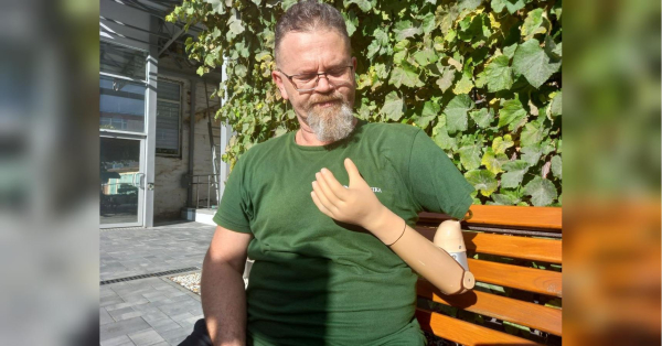 Ілля каже, що його нова кінцівка, а саме міоелектричний протез, наразі викликає певні незручності. Він ще звикає до неї. Ветеран з протезом руки рік просить ТЦК: «Знайдіть мені роботу!» Сам плете маскування для передової - INFBusiness