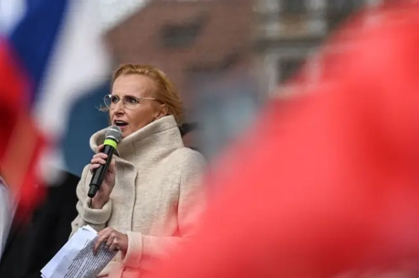 Автор фото, Reuters Лідер руху "Досить!" Катержина Кінцева виступає на мітингу