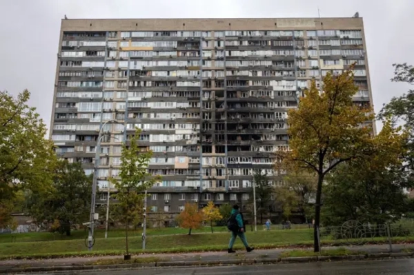 Автор світлини, ДСНС У Печерському районі уламки БПЛА влучили в багатоповерховий житловий будинок