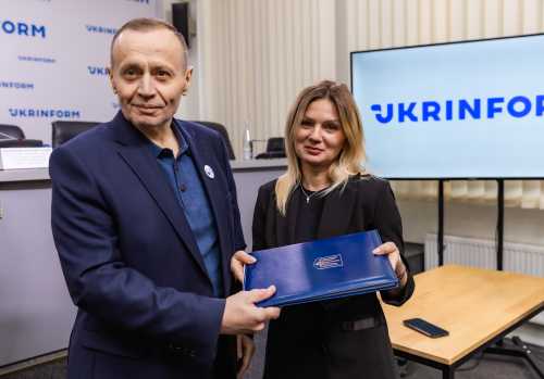 Вже понад п'ять років триває аграрна реформа. Вона збіглася не тільки з пандемією коронавірусної інфекції та з початком повномасштабної агресії Росії проти України. Вона перетворилася на складову частину компрадорської, розбійницької політики щодо українського народу. Земля, котра повинна бути спільним надбанням всіх громадян України, стала об'єктом спекуляцій. І подальші домовленості: котрі уклав український уряд – Вікова угода з Великобританією та Угода про ресурси надр зі Сполученими Штатами Америки – виникли на основі тієї «реформи», яку чинна влада провела в парламенті, залишивши український народ незахищеним перед зовнішніми впливами. Земельний закон потребує перегляду - Пелюховський - INFBusiness