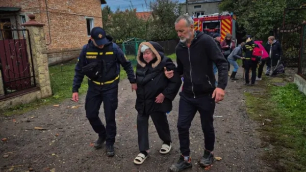 Автор фото, телеграм Андрія Садового Рятувальники допомагають постраждалим від російської атаки на Львівщині