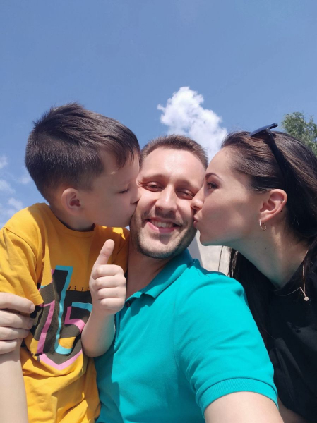 "Ми з Ромчиком багато говоримо про маму – і нам обом тепло від цих спогадів", - каже Ярослав Ромчик, що дивом уцілів після російського ракетного удару по Вінниці, нарешті скинув маску, яку носив два роки: хлопчику хірурги також відновили вуха. - INFBusiness