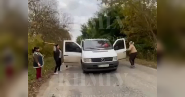 Біля Хмельницького: жінки з палицями атакували авто військкомату (відеозапис) - INFBusiness