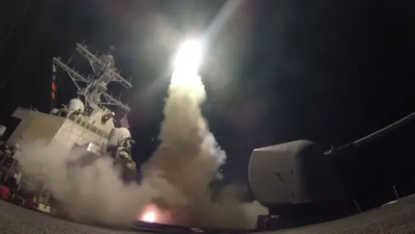 Запуск ракети Tomahawk вночі з корабля. Видно стовп диму 