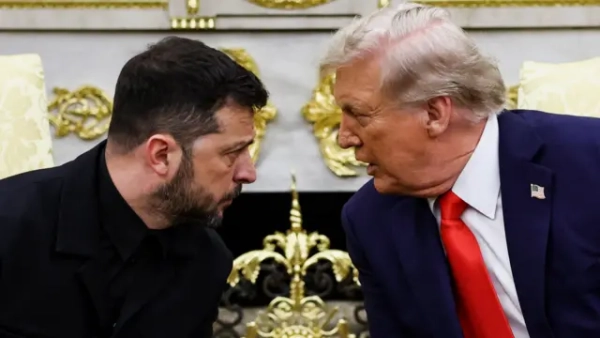 Великим планом, Зеленський і Трамп дивляться одне одному в очі, нахилившись один до одного на відстань менше пів метра. Обидва сидять поруч: Зеленський у темному костюмі, Трамп - у темно-синьому костюмі, білій сорочці та червоній краватці. На задньому плані - золоті декоративні елементи та світлий інтер'єр Білого дому