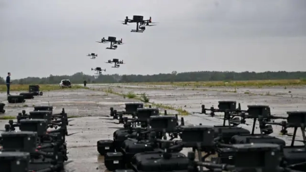 ```html Розвідувальні дрони DJI Matrice 300, придбані в рамках програми "Армія дронів", під час випробувальних польотів у Київській області 2 серпня 2022 року, перед відправкою на передову.