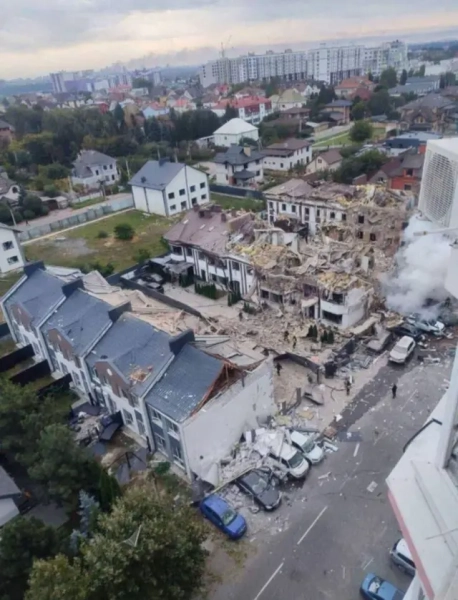 Автор фото, Thomas Peter via Reuters Зруйнований житловий квартал у Петропавліській Борщагівці під Києвом