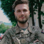 "Від вибуху мене просто відкинуло в бетонну стіну": гей-військовослужбовець Микола Милованов про труднощі великої війни. - INFBusiness