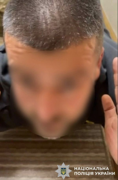 Правоохоронці затримали того, хто відправив посилку, яка вчора здетонувала у відділенні «Укрпошта» у Києві. Чоловіка було заарештовано за адресою його проживання в Тернополі. Відправляв «пам’ятки» з арсеналу: правоохоронці схопили причетного до інциденту на «Укрпошті» у Києві - INFBusiness