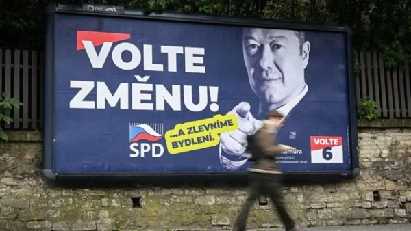 Автор фото, Reuters Плакат SPD з Томіо Окамурою, напис — "оберіть зміну"