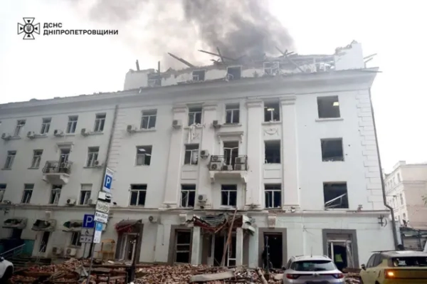 Автор фото, Володимир Зеленський Пошкоджена будівля, над нею чорний дим