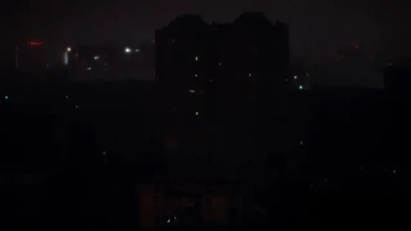 Автор світлини, ДСНС Вночі лівий берег столиці внаслідок російських ударів по критичній інфраструктурі залишився без енергопостачання