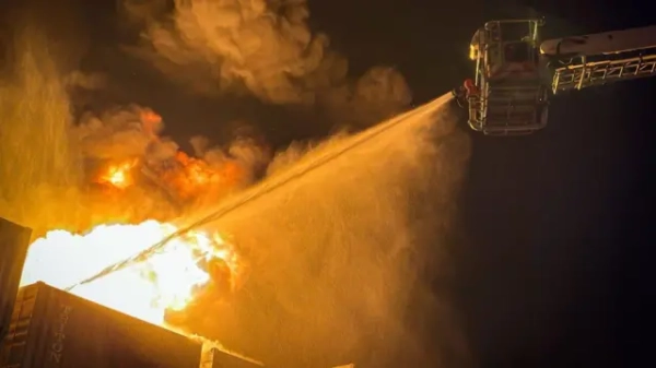 Автор фото, ДСНС Пожежний кран гасить пожежу у контейнері