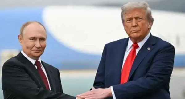 Автор світлини, Getty Images Путін в чорному діловому костюмі, Трамп в синьому, тиснуть руки