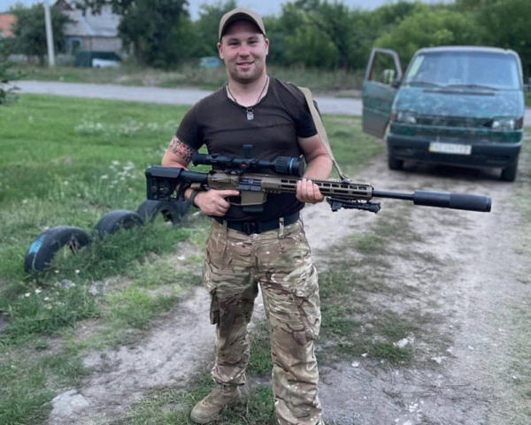 Занурився у воду та травмував хребет: танкіст, який воює за Україну, знайшов незвичний спосіб малювання після ушкодження, з яким міг померти до світанку. - INFBusiness
