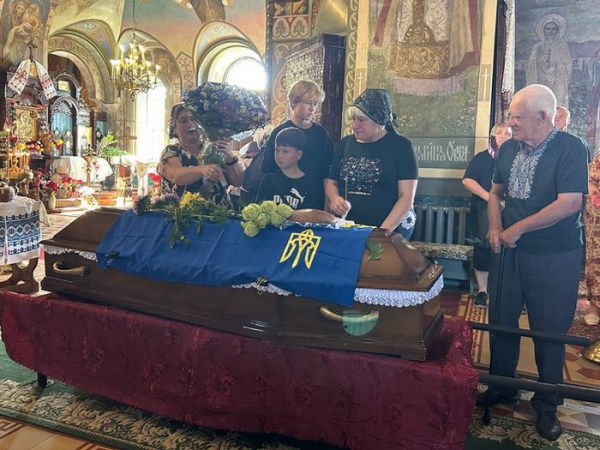 «На початку вересня 2025 року ми перепоховали Вадима. Проводжали як нареченого», - каже Віра Поховали в чужому краї: на Житомирщині перепоховали воїна, котрого три роки вважали безвісти зниклим, проте рідні ще мають сумніви - INFBusiness