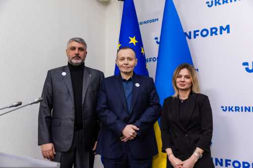 Вже понад п'ять років триває аграрна реформа. Вона збіглася не тільки з пандемією коронавірусної інфекції та з початком повномасштабної агресії Росії проти України. Вона перетворилася на складову частину компрадорської, розбійницької політики щодо українського народу. Земля, котра повинна бути спільним надбанням всіх громадян України, стала об'єктом спекуляцій. І подальші домовленості: котрі уклав український уряд – Вікова угода з Великобританією та Угода про ресурси надр зі Сполученими Штатами Америки – виникли на основі тієї «реформи», яку чинна влада провела в парламенті, залишивши український народ незахищеним перед зовнішніми впливами. Земельний закон потребує перегляду - Пелюховський - INFBusiness