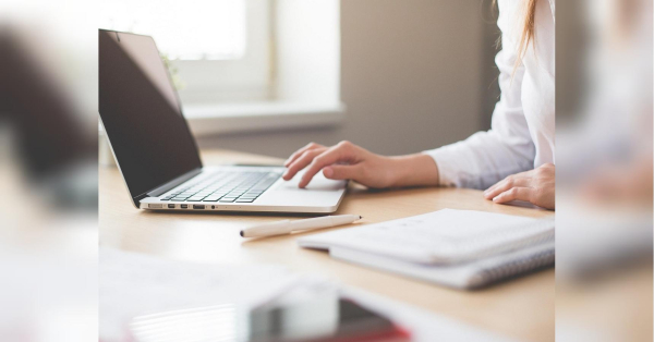 Українці все частіше зіштовхуються із заморожуванням власних банківських карток, але згодом подібних ситуацій може побільшати. Також, десятки, а можливо, й сотні тисяч осіб ризикують потрапити до «чорного списку», а саме, Реєстру дропів, тобто осіб, що використовують банківські картки для виведення та відмивання грошей. Українцям готують "чорний перелік": за що та кого вноситимуть - INFBusiness