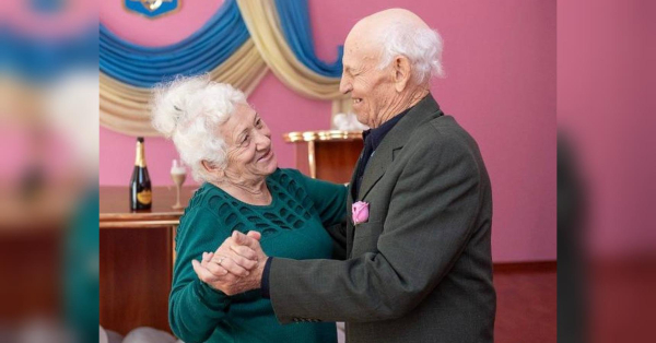 83-річний Олексій Федосійович та 75-річна Лідія Григорівна — вимушені переселенці зі східної частини України. Люди похилого віку втратили свої оселі через російські атаки, але водночас знайшли одне одного. Зараз пенсіонери налагоджують побут у місці компактного перебування для ВПО на Одещині. Саме на цій території, зауважує пара, вони зрозуміли, що хочуть одружитися. Відбулось це 30 вересня. І тепер з усмішкою говорять, що щомиті насолоджуються «солодким періодом», адже їм вдвох надзвичайно добре. "Я не прагнула шлюбу, та він наполіг: ти - моє останнє кохання": на Одещині одружилися літні вимушені переселенці зі східної України - INFBusiness