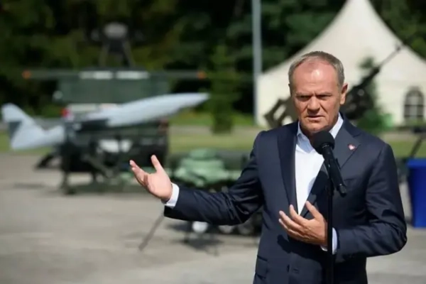 Автор фото, Getty Images Дональд Туск на військовій базі