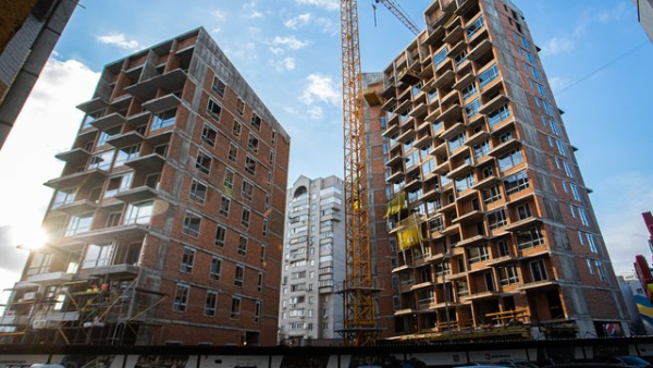 Через три роки після впровадження урядової іпотеки «єОселя», ринок житла фактично надав свою власну альтернативу — розтермінування від девелоперів. Вони стали більш еластичними, оперативнішими та доступнішими для значної кількості громадян, ніж державні ініціативи з обмеженим доступом. У 2025 році розтермінування охоплюють 65−90% контрактів із новобудовами, у той час як державна іпотека займає не більше 5−15%. 66_10-jbhyigeyn.jpg (69.66 Kb)