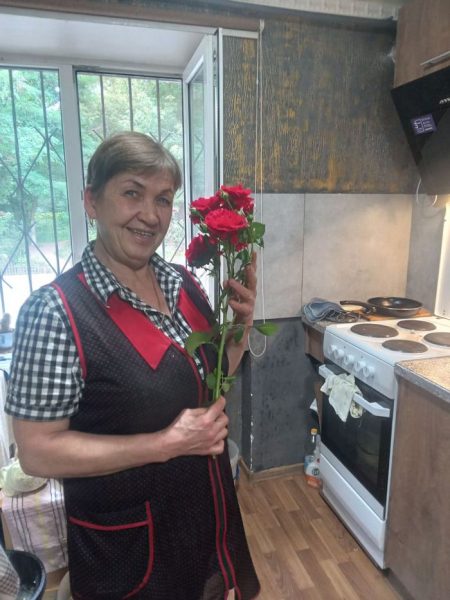 Квіти, подаровані коханим Грузин із Луганська, українка з Лисичанська. Як колишні безпритульні придбали дім без зручностей: розповідь про дивовижне почуття. - INFBusiness