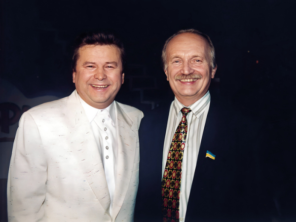 Михайло Поплавський, ікона стилю, котрий трансформував свою індивідуальність у механізм досягнення, в переддень дня народження в розмові з Григорієм Решетніком на YouTube поділився рефлексіями про 30-річний ювілей власного піар-проєкту «Співаючий ректор» та задуми на прийдешнє. "Прагну юності": Поплавський про переконання та міць торгової марки - INFBusiness