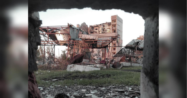 В Покровську, котрий головнокомандувач ЗСУ Олександр Сирський характеризує як важливий в логістичному плані населений пункт та осередком наступальних дій росії, може перебувати від 300 до 500 окупантів — ворог використав погодні умови, щоб перекинути угруповання до міста. Цьому сприяла, зокрема, й імла. Імла посприяла загарбникам: росіяни зважилися групами вдертися до Покровська - INFBusiness