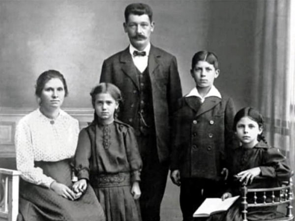 Перший випуск Burda Moden, створений німецькою медіа-леді та покинутою жінкою Енне Бурда, миттєво розкупили в кіосках «Союздруку». - INFBusiness