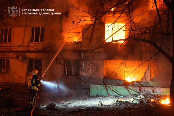 Росіяни не припиняють завдавати ударів по Україні. Внаслідок ворожої атаки в трьох районах Запоріжжя пошкоджено 31 багатоквартирний будинок та 20 будівель приватного сектору. Про це проінформував очільник Запорізької ОВА Іван Федоров. Вночі російська атака на Україну: дрони та ракети вразили Запорізьку та Дніпропетровську області (знімки, відеоматеріали) - INFBusiness