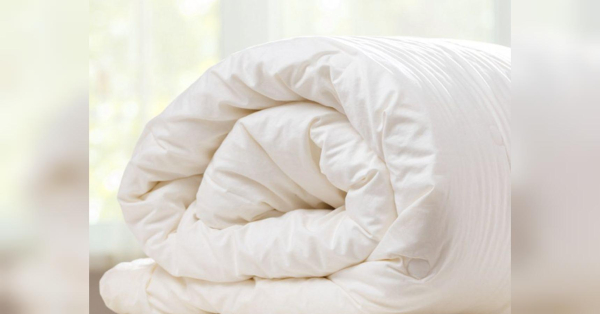 У холодну пору року випрати та просушити об'ємну ковдру — це складне завдання. Якщо ковдра не поміщається у пральну машинку, її краще спочатку занурити у теплу воду з м'яким засобом, а вже потім випрати. Цей метод застосовують французькі домогосподарки, повідомляє «На пенсії». Як почистити величезну ковдру без пральної машини: хитрий метод француженок - INFBusiness