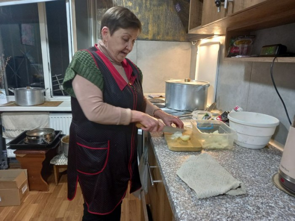 «Відчуваю себе тут на своєму місці», - каже Світлана про свою роботу у БО «Світло надії» Грузин із Луганська, українка з Лисичанська. Як колишні безпритульні придбали дім без зручностей: розповідь про дивовижне почуття. - INFBusiness