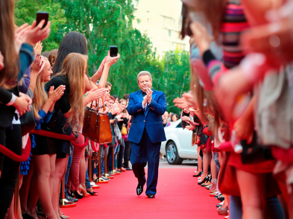 Михайло Поплавський, ікона стилю, котрий трансформував свою індивідуальність у механізм досягнення, в переддень дня народження в розмові з Григорієм Решетніком на YouTube поділився рефлексіями про 30-річний ювілей власного піар-проєкту «Співаючий ректор» та задуми на прийдешнє. "Прагну юності": Поплавський про переконання та міць торгової марки - INFBusiness