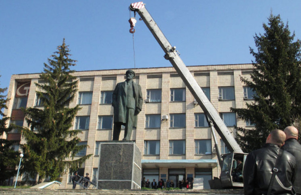Леніна "з рук" у доброму вигляді: полтавська спільнота, потерпаючи від браку коштів, продала на торгах вже демонтований монумент. - INFBusiness