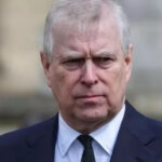 Колишня заступилася: безтитульний принц Ендрю блукає біля дому, обурюється, а Сара Фергюсон – поруч. - INFBusiness