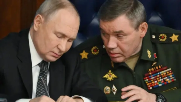 Герасимов нахилився до Путіна, який щось пише ручкою