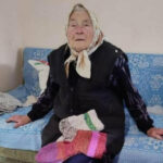 «Серце болить за сином й онуком, та попри смуток трудиться»: 92-річна жителька Рівненщини після тяжкої втрати в’яже теплі речі для воїнів - INFBusiness